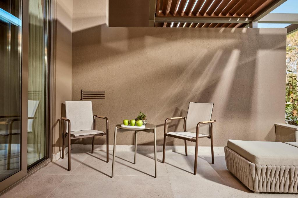 Lusso Sorgun āra terase ar sēdvietām un galdu.