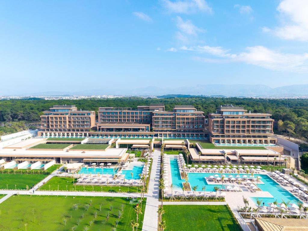 Lusso Sorgun viesnīca ar baseiniem un zaļajiem dārziem.