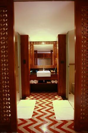 Cinnamon Bey vannasistabas interjers ar modernu dizainu