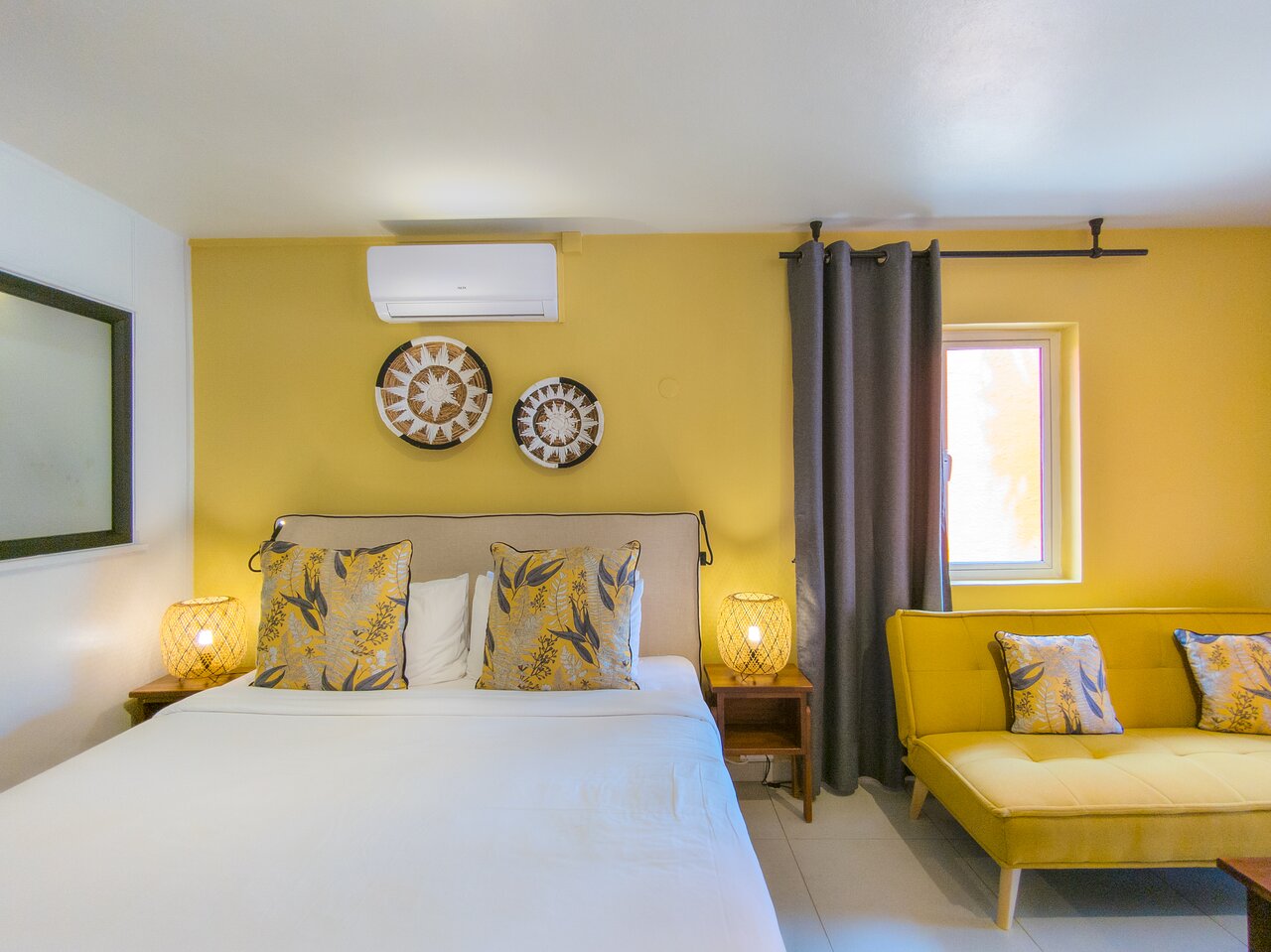 Flowers of Paradise elegants numurs ar dzeltenu akcentu sienu