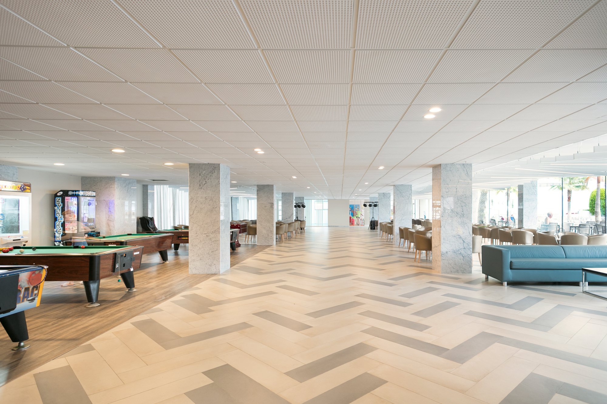 Plaša spēļu zāle ar biljarda galdiem un atpūtas zona viesnīcā Best San Diego