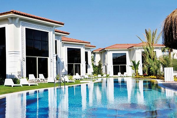 Luksusa villas ar plašu peldbaseinu un skaistu ainavu, kas veidota ar modernu arhitektūru un zaļumiem. Ideāla vieta relaksācijai un atpūtai. panoramic view with beach and pools