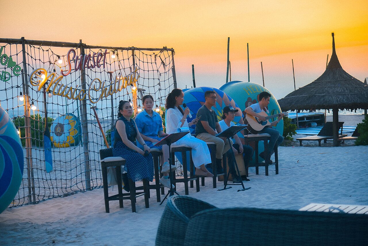 Viesi pludmales koncertā The Cliff Resort & Residences.