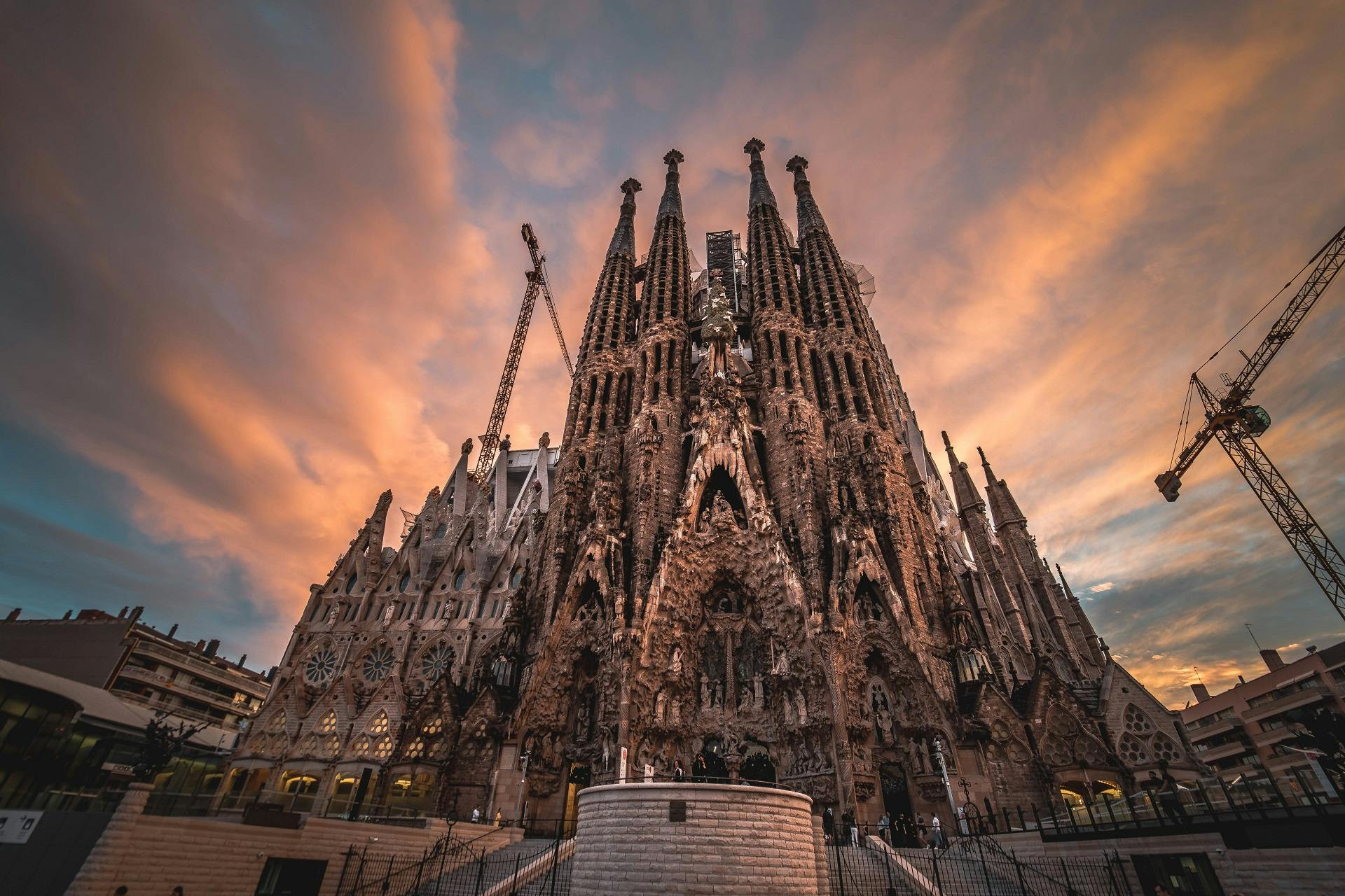 Sagrada Familia Barselonā - arhitektūras brīnums saulrietā kruīzā Vanilla Travel