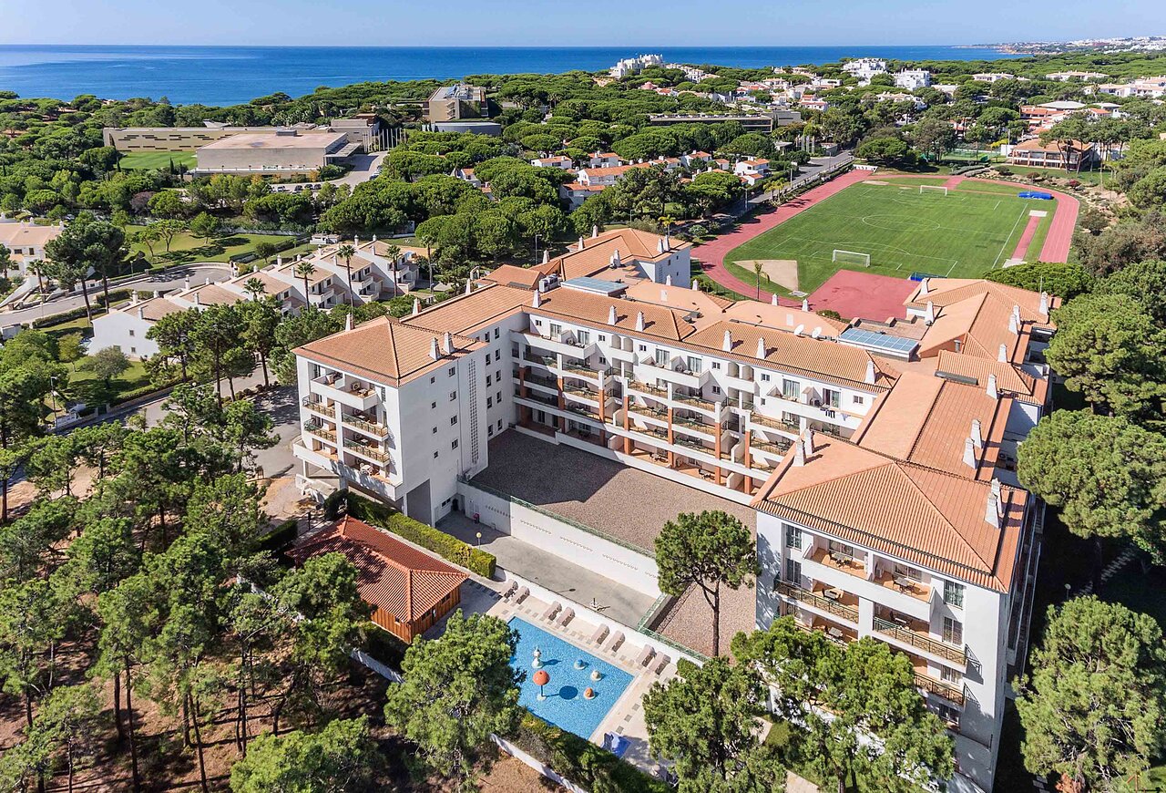 AP Victoria Sport & Beach Hotel no putna lidojuma blakus stadionam un priežu mežam
