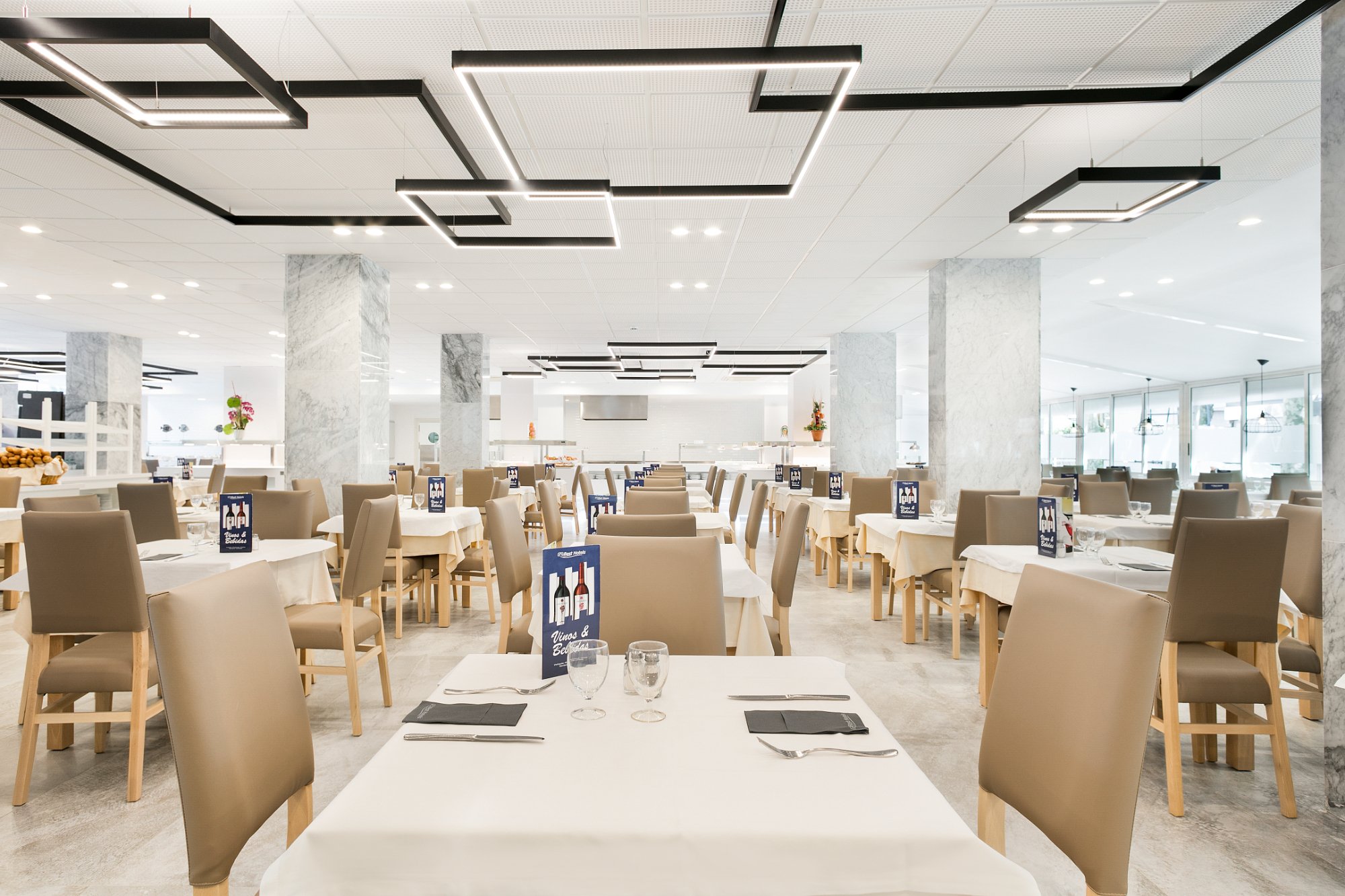 Best Da Vinci restorāna plašā ēdamzāle ar elegantiem galdu klājumiem.