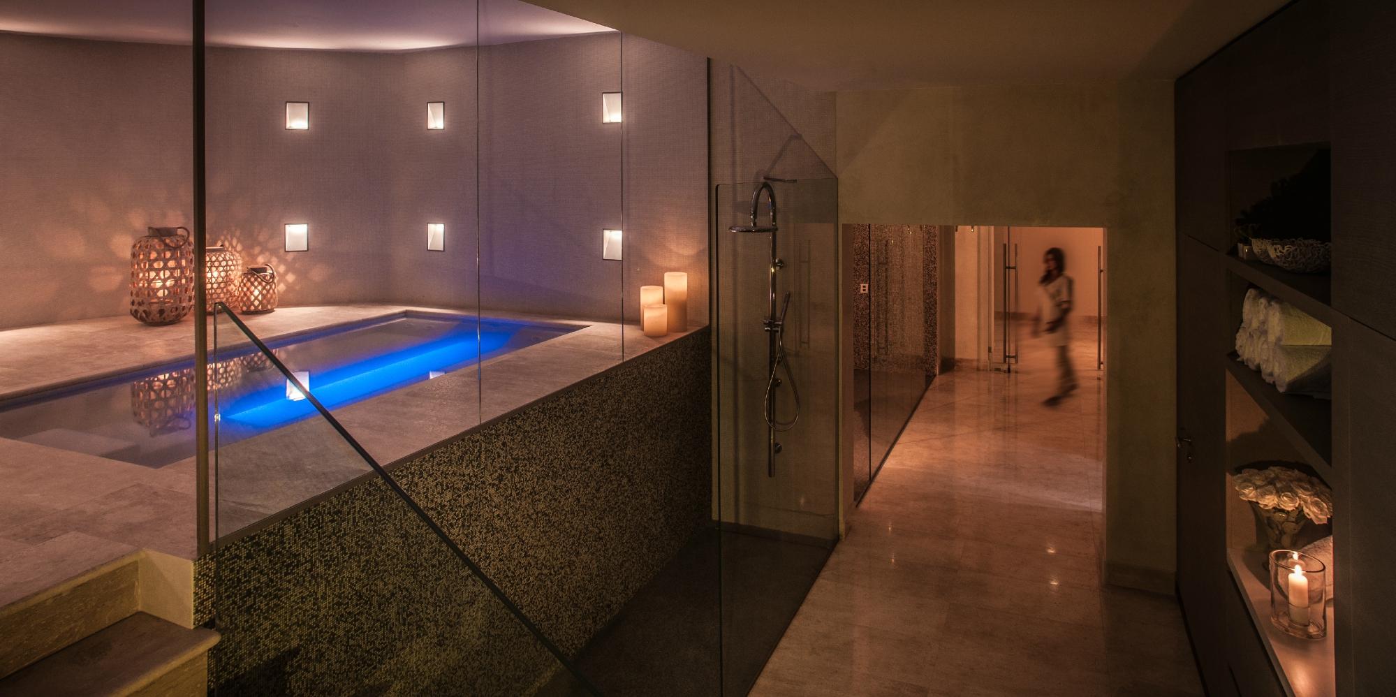 Cala Cuncheddi viesnīcas spa ar baseinu un relaksējošu atmosfēru.