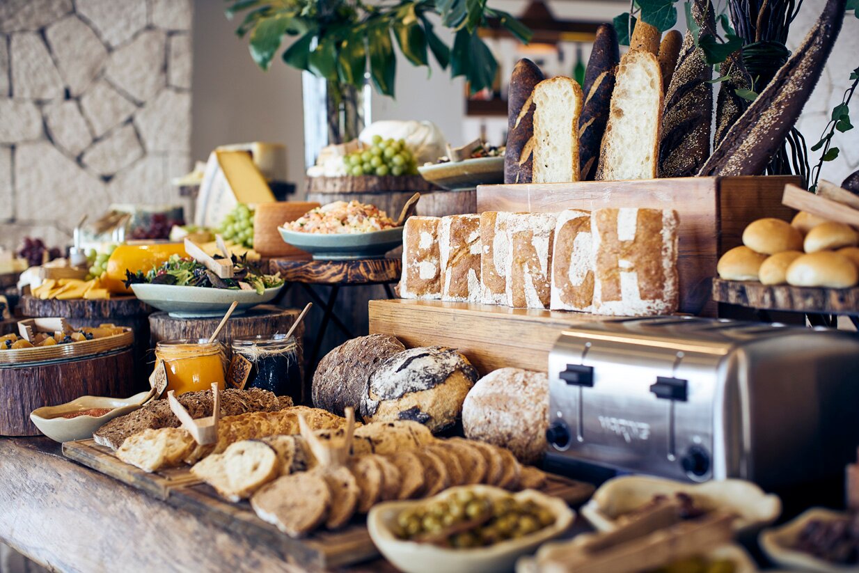 Xcaret Mexico viesnīcas brokastu bufete ar svaigām maizēm un sieriem