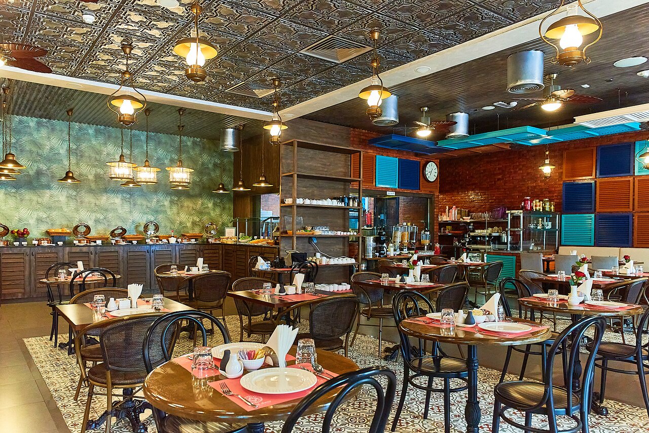 Rose Park Hotel Al Barsha restorāns ar elegantu interjeru.