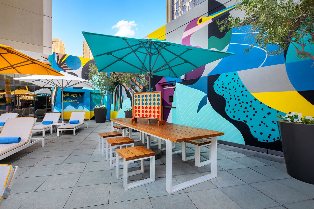 Terase ar māksliniecisku sienu Rove Dubai Marina viesnīcā