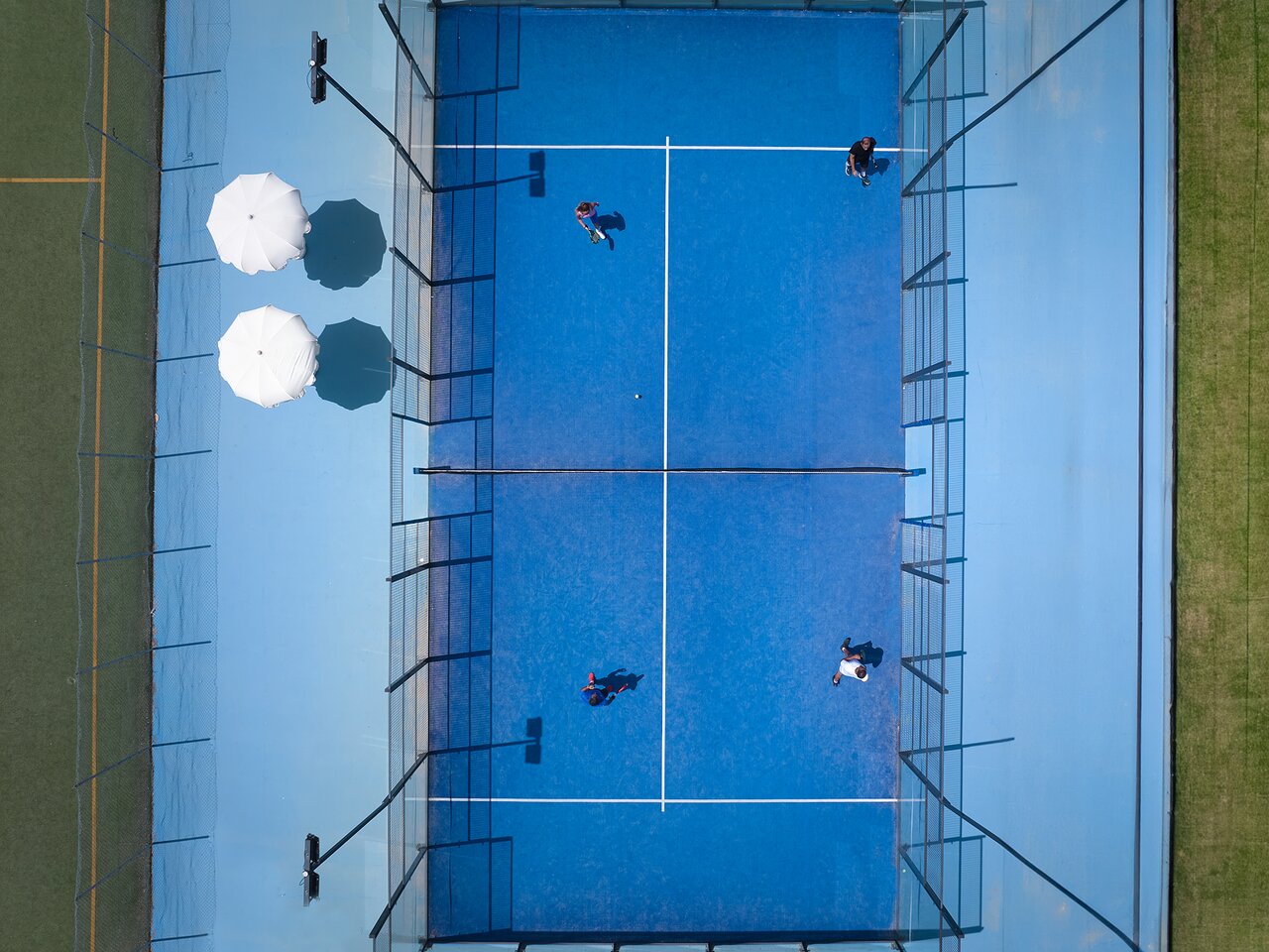 Gaisa skats uz padel tenisa laukumu Serene Resort