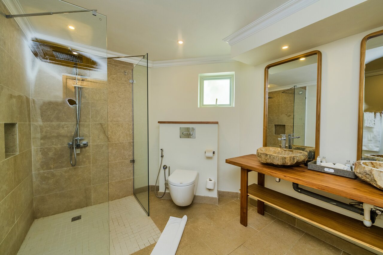 Seasense Boutique Hotel & Spa vannas istaba ar dabīgu akmens izlietni.