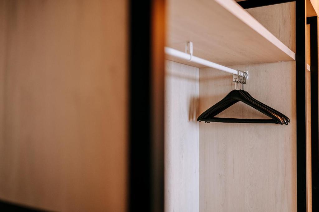 Kleita ar tukšiem pakarami, kas karājas uz plauktiem mūsdienīgā skapī.