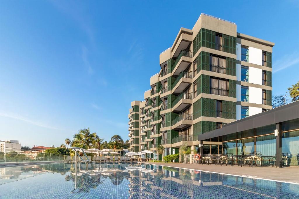 Mūsdienīgs viesnīcas komplekss ar peldbaseinu un terasi, apzaļumots ar palmām un modernu arhitektūru. Ideāla vieta atpūtai un relaksācijai.