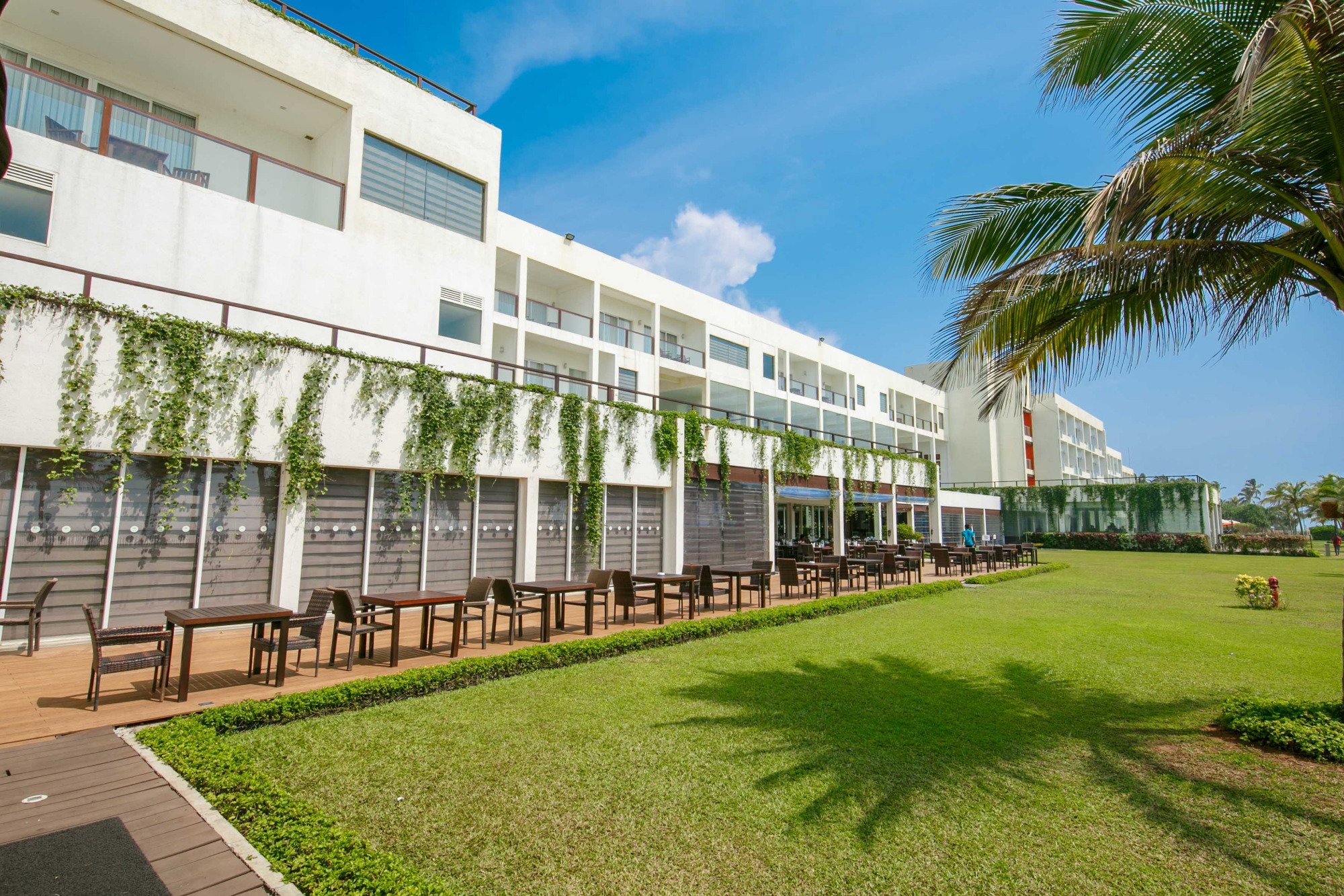 Citrus Waskaduwa piekrastes viesnīca ar zaļo dārzu