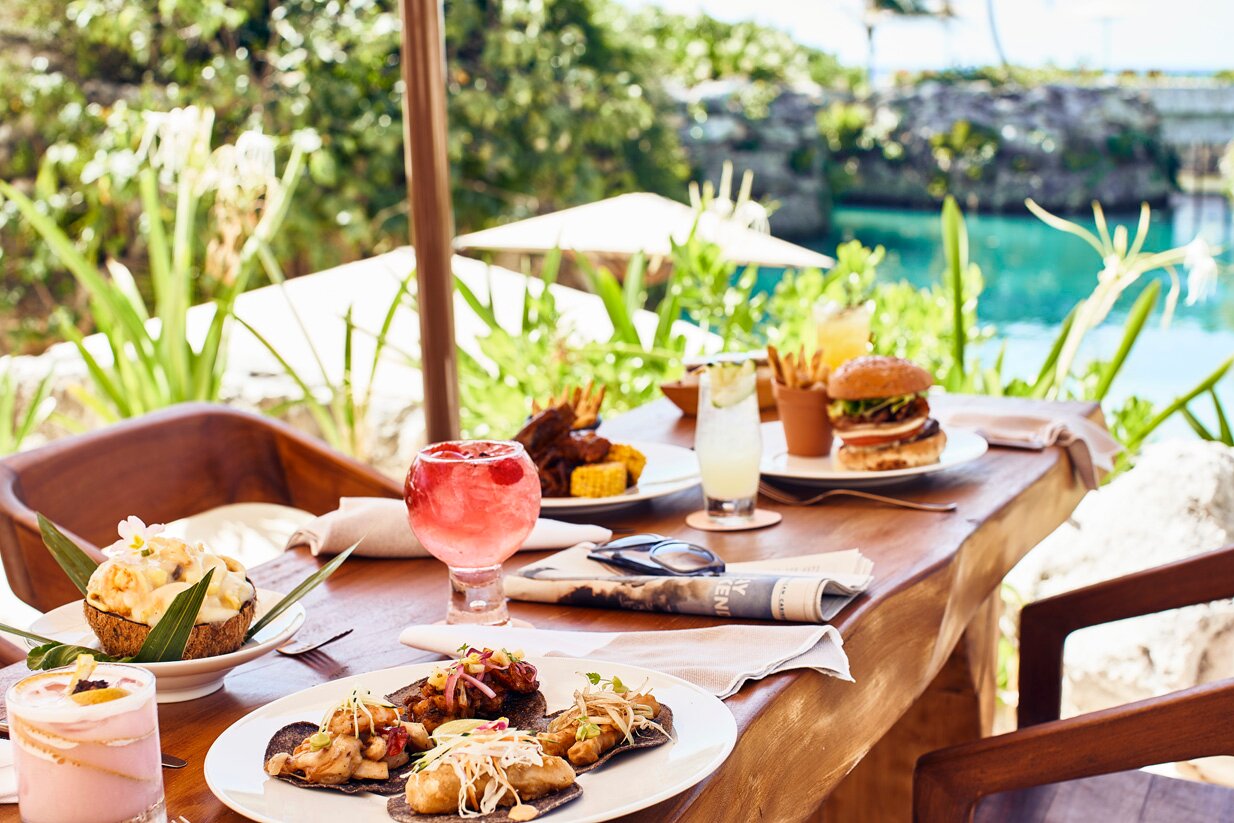 Xcaret Mexico restorāna ēdieni ar skatu uz ezeru