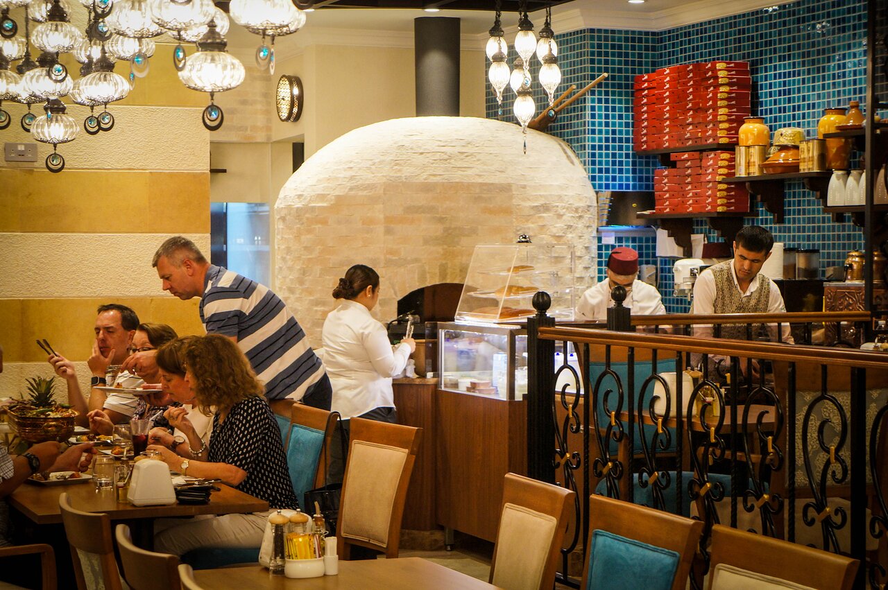 Rose Park Hotel Al Barsha restorāns ar viesiem pie galdiem