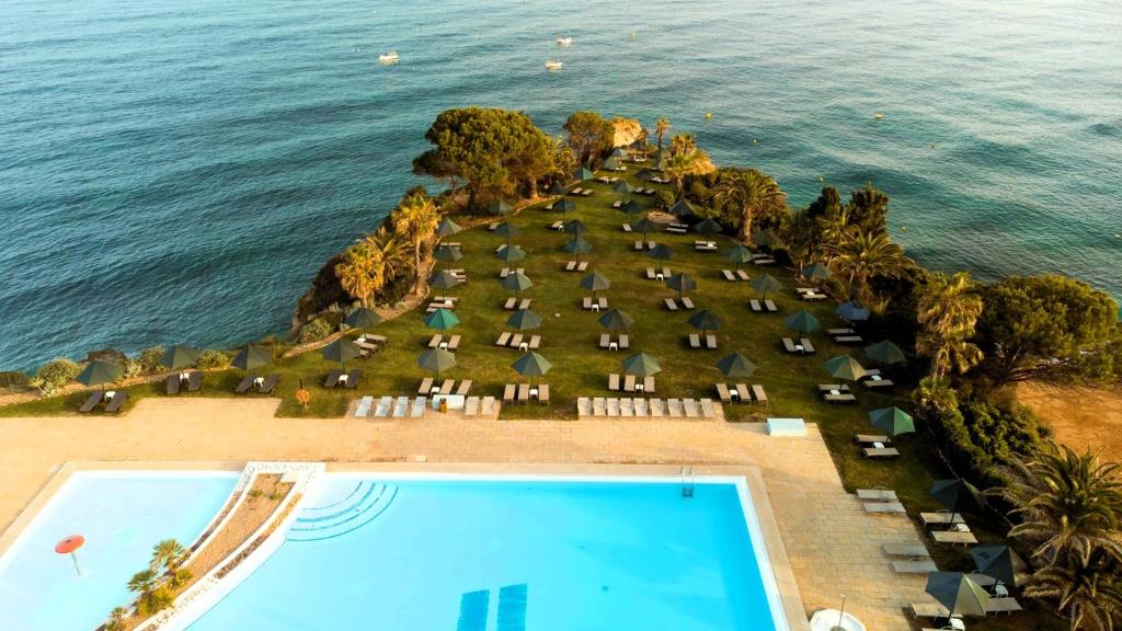Pestana Viking viesnīcas baseins un saules gultas piekrastē
