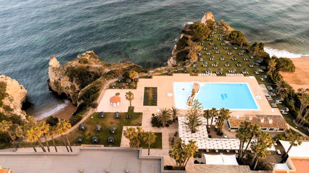 Pestana Viking viesnīca ar baseinu un piekrastes skatu
