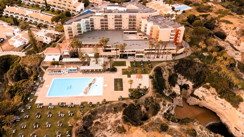 Pestana Viking viesnīca ar baseinu un dārzu piekrastē.
