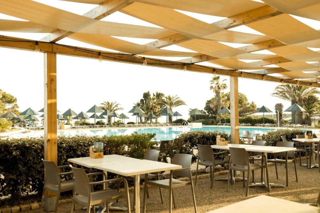 Pestana Viking terase pie baseina ar saules lietussargiem