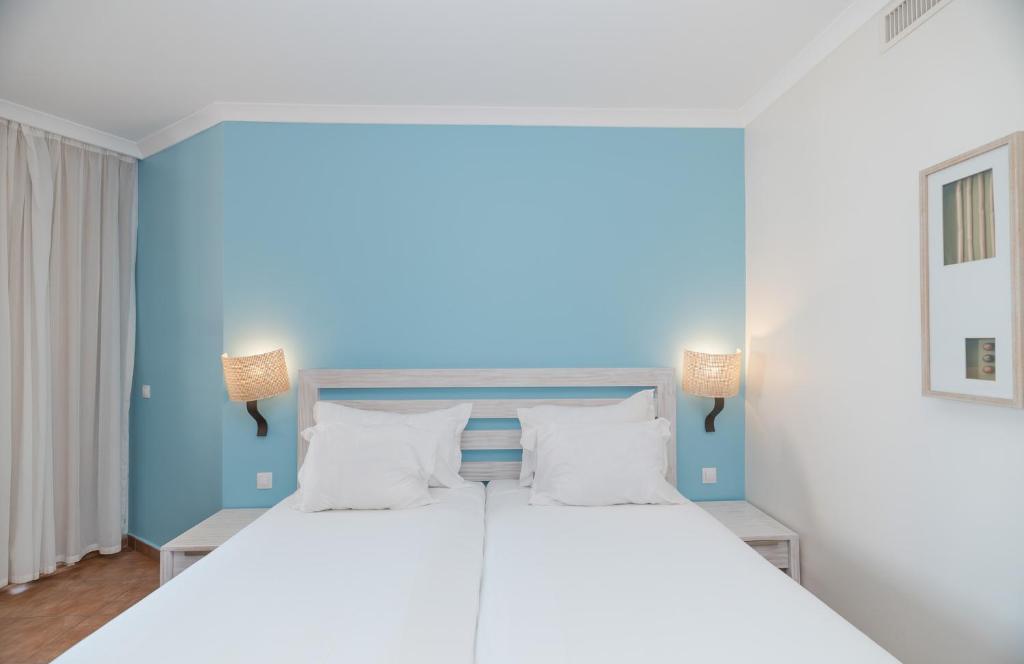 Gaišs numurs ar divām atsevišķām gultām viesnīcā Pestana Viking.