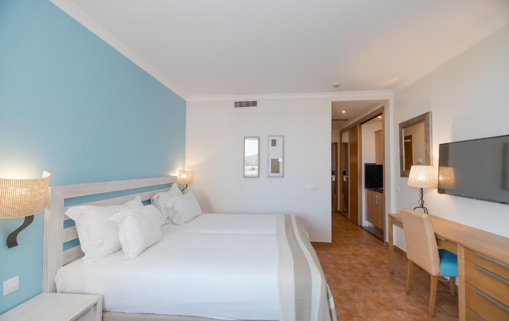 Mūsdienīgs numurs viesnīcā Pestana Viking ar diviem gultām un modernu dizainu.