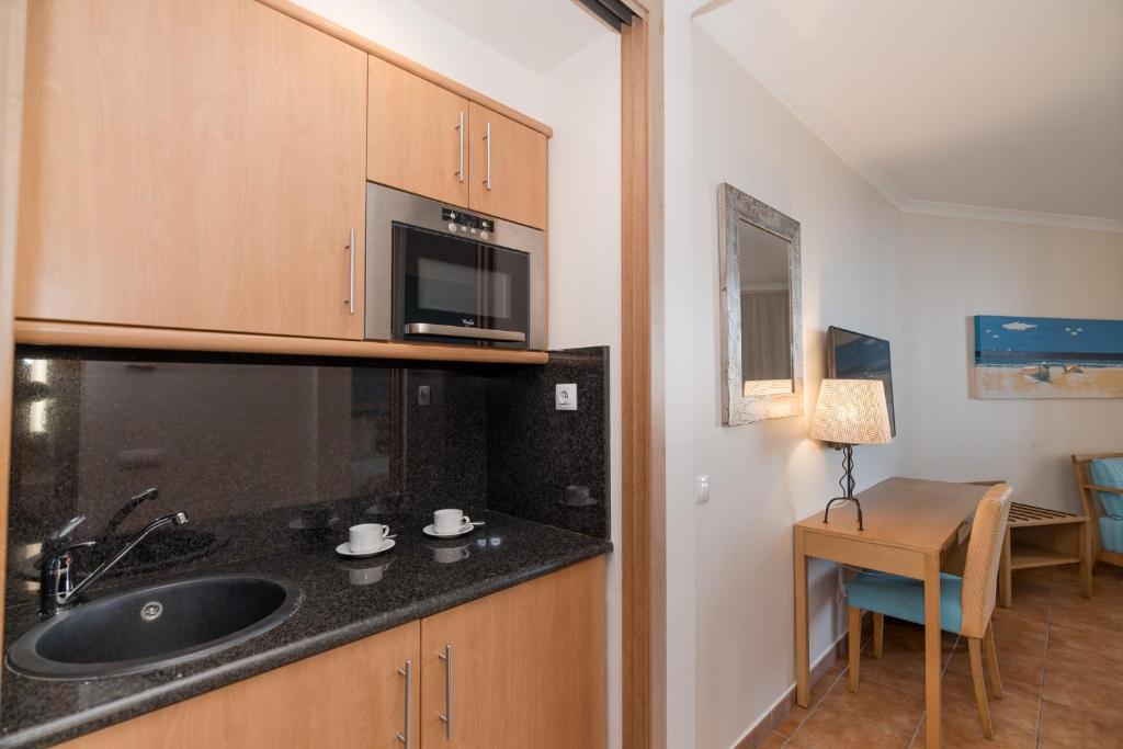 Kondicionētā virtuve viesnīcā Pestana Viking ar mikroviļņu krāsni