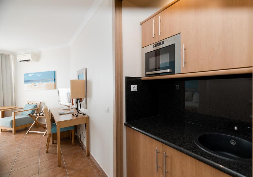 Moderns numurs ar virtuvi Pestana Viking, ērtām mēbelēm un gaisīgu interjeru.