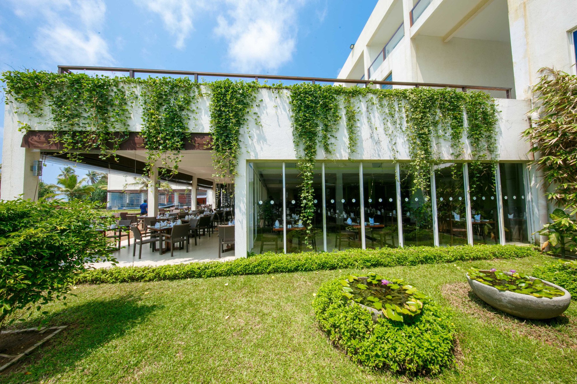 Citrus Waskaduwa viesnīcas āra restorāns ar zaļumiem