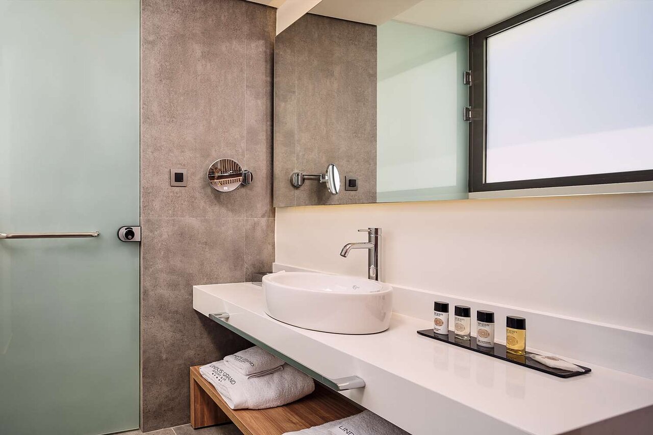 Lindos Grand Resort & Spa moderns vannasistabas interjers