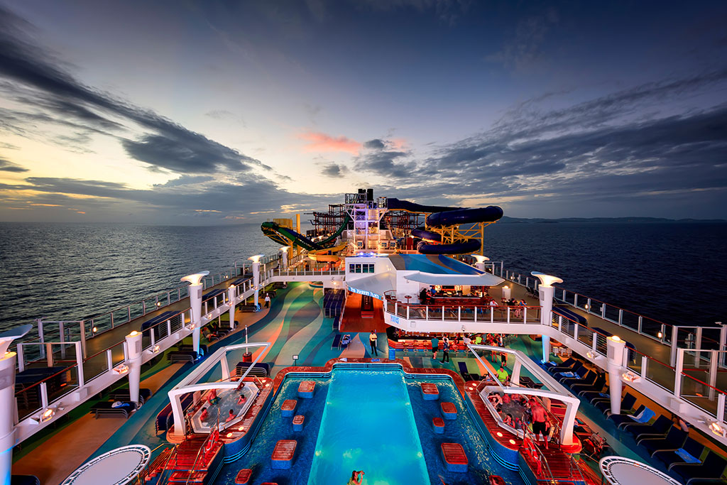 Norwegian Escape klāja baseins saulrietā - neaizmirstama pieredze kruīzā