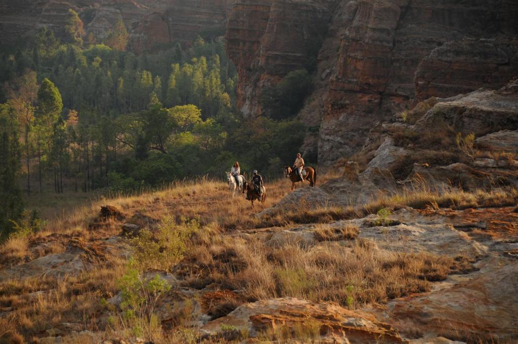 Jardin du Roy viesnīcas viesi izjādē pa kalnu ainavu