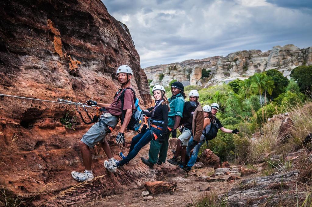 Grupas piedzīvojumu entuziasti pie Jardin du Roy, gatavojoties klinšu kāpšanai.