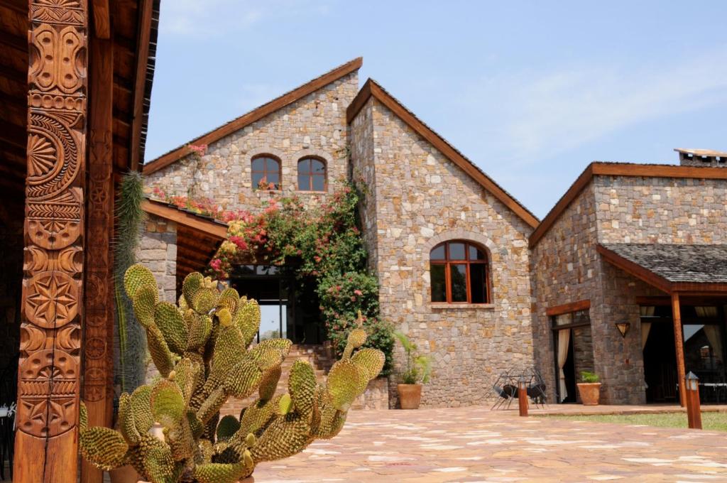 Jardin du Roy viesnīca ar akmens fasādi un kaktusu dārzu