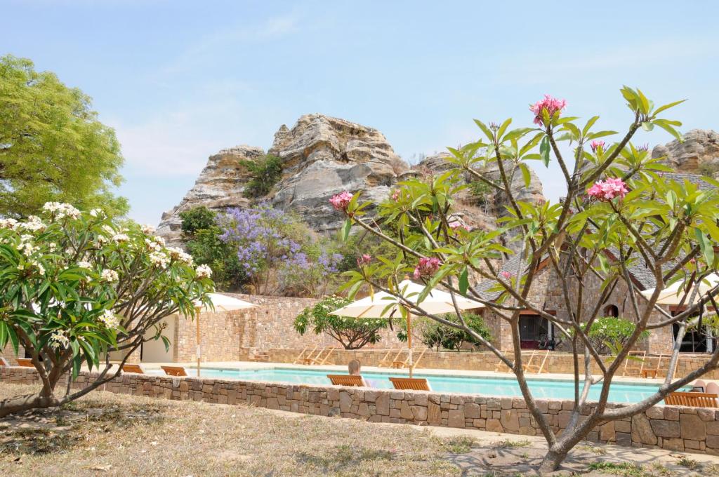 Viesnīca Jardin du Roy ar baseinu un kalnu fona