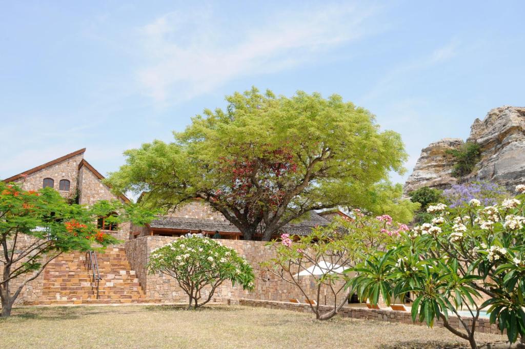 Jardin du Roy viesnīca ar zaļām ainavām un akmens fasādi