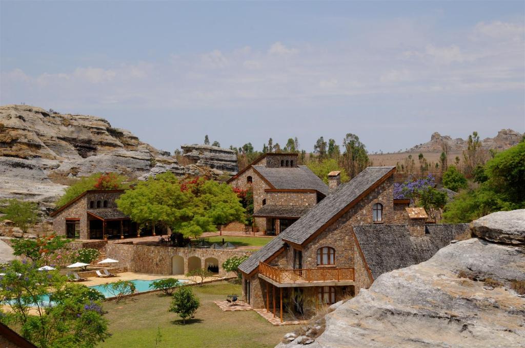 Viesnīca Jardin du Roy, akmens ēkas pie dabas ainavas