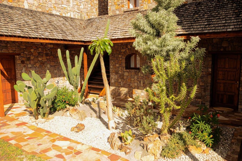 Jardin du Roy viesnīca ar akmeņu fasādi un zaļiem augiem