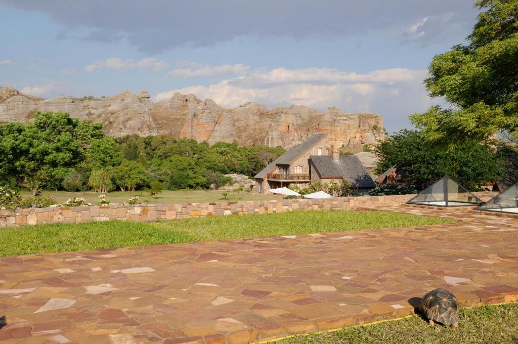 Ainava pie viesnīcas Jardin du Roy ar kalniem un bruņurupuci.