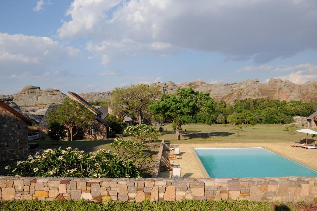 Jardin du Roy viesnīca ar peldbaseinu un klinšu ainavu