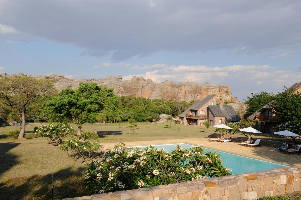 Jardin du Roy viesnīca ar baseinu un ainavisku apkārtni piekrastē.