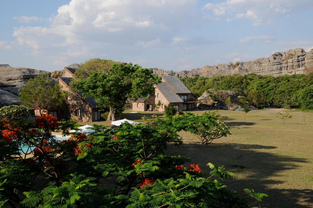 Jardin du Roy viesnīca ar ainavisku skatu uz dabu un akmeņiem