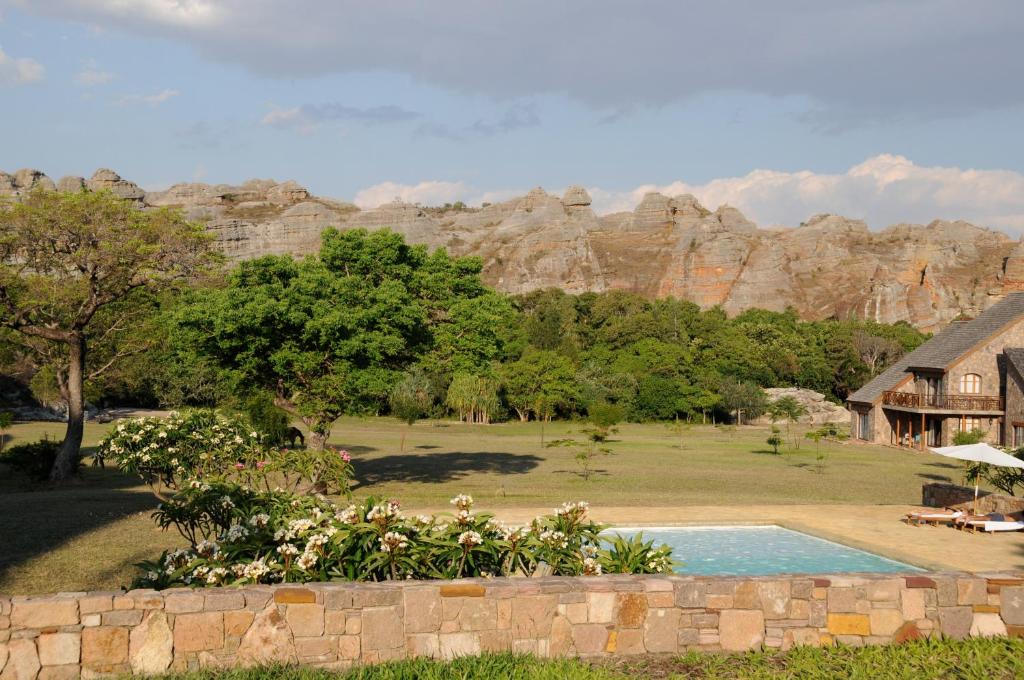 Jardin du Roy viesnīca ar peldbaseinu un kalnu ainavu