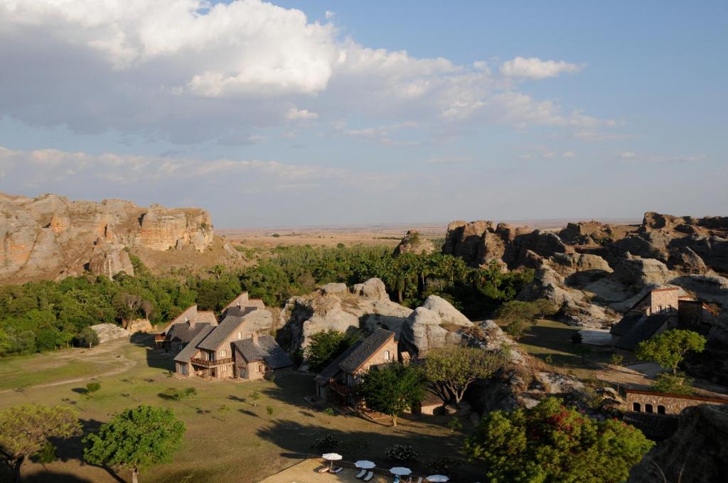 Ainava ar viesnīcu Jardin du Roy un apkārtējiem kalniem.