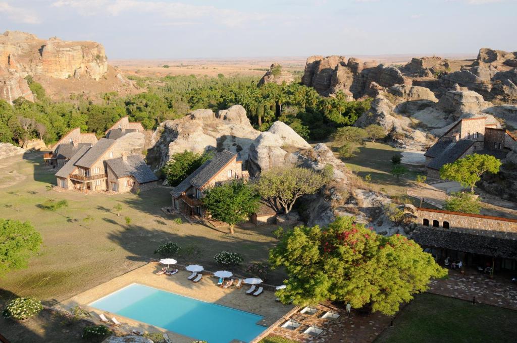 Skats uz viesnīcu Jardin du Roy piekrastē, apkārt klinšu veidojumiem.