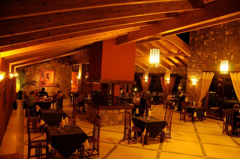 Mūsdienīgs restorāns viesnīcā Jardin du Roy ar siltu atmosfēru.