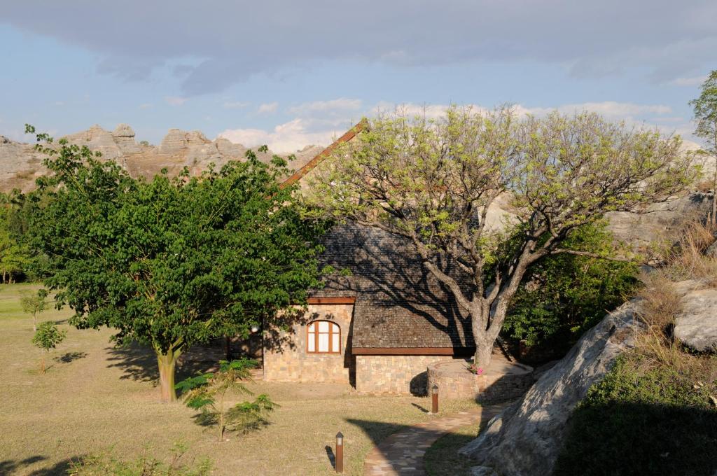 Dabas ainava ar viesnīcas numuru Jardin du Roy pie lieliem akmeņiem.