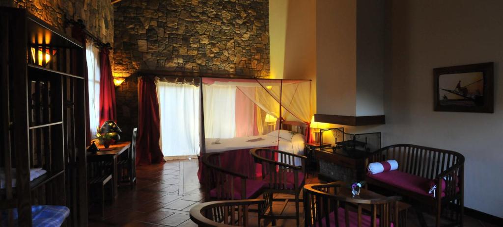 Numurs ar akmens sienu un gaisīgu gultu viesnīcā Jardin du Roy