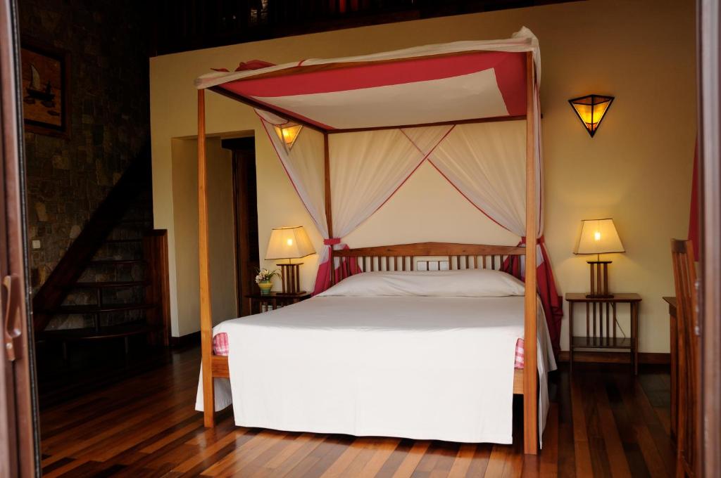 Elegants numurs ar gultu ar baldahīnu viesnīcā Jardin du Roy